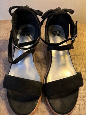 Muk Luks Black Crisscross Ankle strap Open-Toe Women's Sandals size 38 (7.5-8)